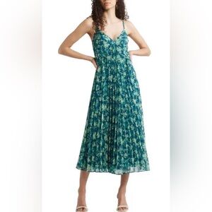 Floral Pleated Sundress
Chelsea28 in Teal-Green Becca Floral